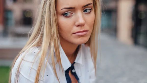 الوحدة تؤثر سلبًا على الحالة النفسية والعقلية (shutterstock.com)