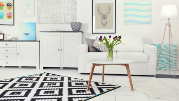 يمكنك تزيين الكونسول بإكسسوارات وديكورات جذابة مثل البراويز المكتوب عليها (shutterstock.com)
 يمكنك تزيين الكونسول بإكسسوارات وديكورات جذابة مثل البراويز المكتوب عليها (shutterstock.com)