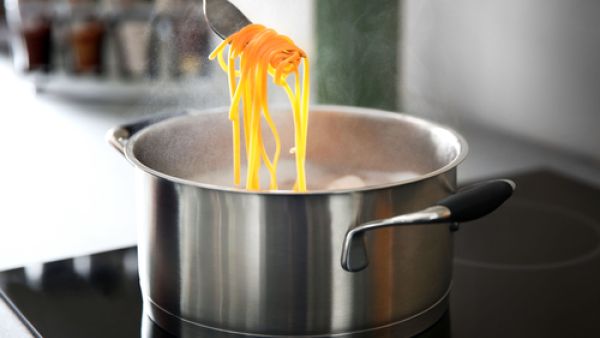 تجنبي ترك المكرونة لتنضج بشكل كامل على النار (shutterstock.com)
