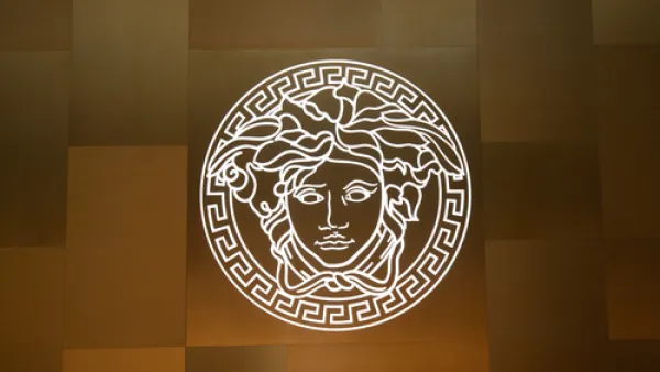 شعار Versace  (shutterstock.com)
