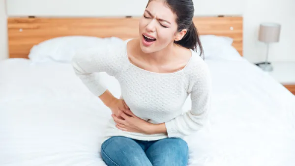إذا كنت تشعر بالألم في البطن بشكل متكرر عليك مراجعة الطبيب (shutterstock.com)