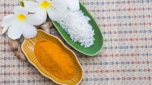 الملح والكركم من أكثر الأشياء المستخدمة للتخلص من شعر الوجه غير المرغوب فيه (shutterstock.com)
