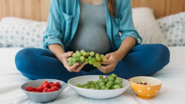 ننصح الأمهات الحوامل بالإكثار من تناول الفاكهة الطازجة  (shutterstock.com)
