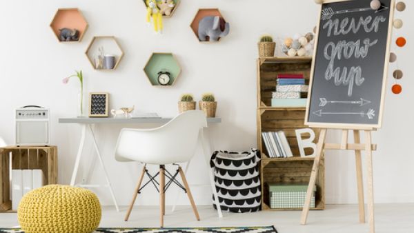 تستخدم الأرفف لخلق لمسة جمالية من خلال إضافة تفاصيل جديدة على الجدران تستخدم الأرفف لخلق لمسة جمالية من خلال إضافة تفاصيل جديدة على الجدران