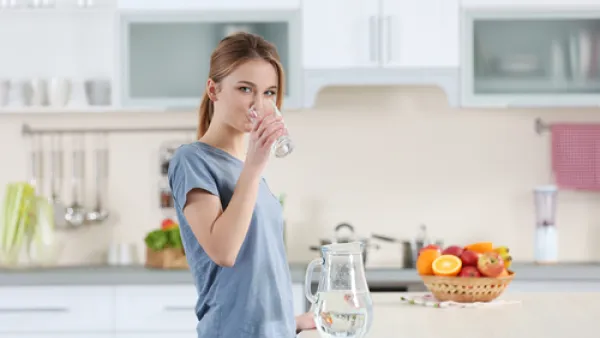 لا بد من بذل الجهود اللازمة لشرب كمية كافية من الماء يوميا (shutterstock.com)
