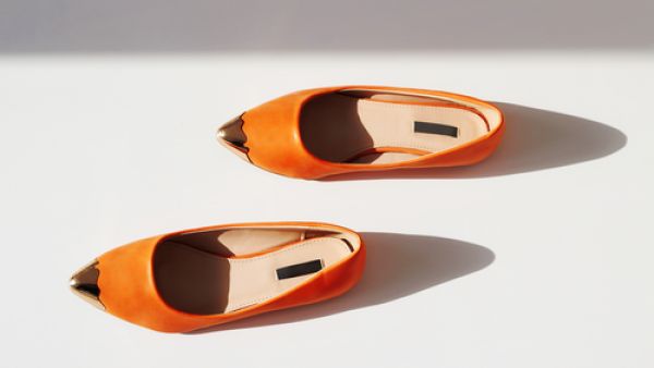 تتناغم الأحذية ذات اللون البرتقالي مع الجينز الأزرق بصفة خاصة، وكذلك مع الفساتين البيضاء (shutterstock.com)
