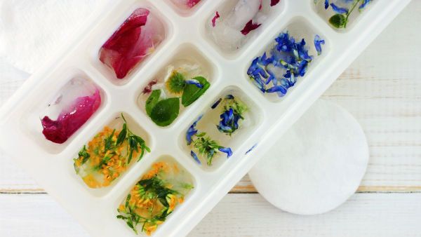 تساعد وصفة الثلج المصنوعة من الشاي الأخضر على تقليل البقع الداكنة (shutterstock.com)
