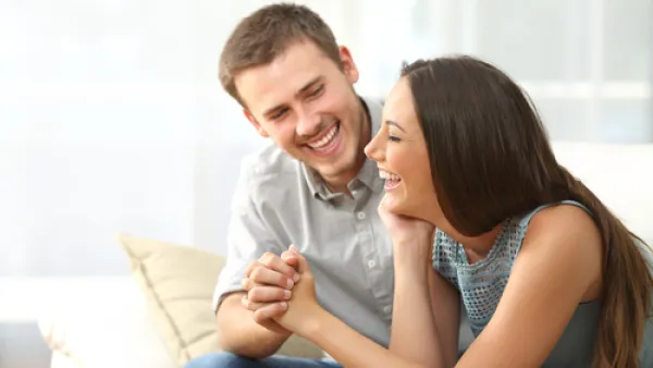لا تقاطع شريك حياتك خلال مناقشته معك  (shutterstock.com)
