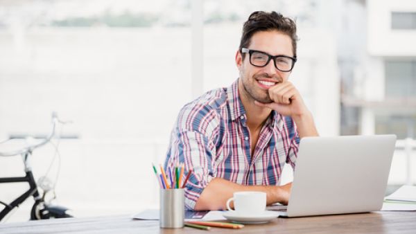 انقلوا القميص المخطط من طابعه الكلاسيكي إلى الطابع الكاجوال (shutterstock.com)
