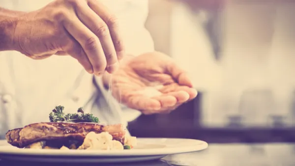 إن تناولك الأطعمة الغنية بالملح قد يؤدي إلى الشعور بالعطش باستمرار  (shutterstock.com)
