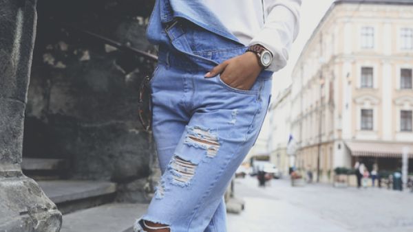 لإطلالة نهارية يمكن تنسيق الأفرول مع بلوفر ذي ياقة عالية وحذاء رياضي