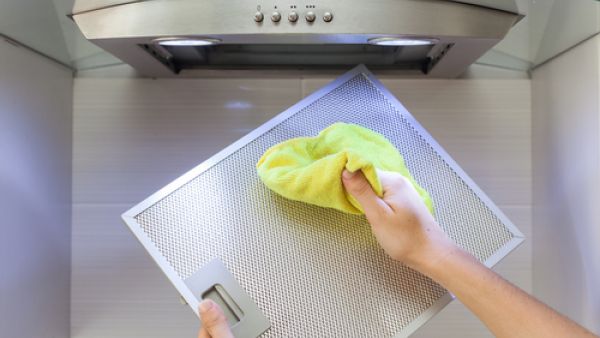 بعد اتمام غسل الشفاط والتأكد من تخلصه تماما من الدهون قومي بتجفيفه (shutterstock.com)
 بعد اتمام غسل الشفاط والتأكد من تخلصه تماما من الدهون قومي بتجفيفه (shutterstock.com)