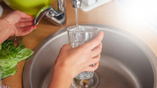 ماء الصنبور أفضل لعقلك من الماء الذي يتم تجريده من جميع المواد (shutterstock.com)

