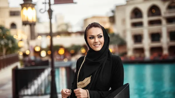هذا الموسم لفتت العلامات التجارية الانظار بتقديم تصاميم عبايات سوداء أنيقة (shutterstock.com)
