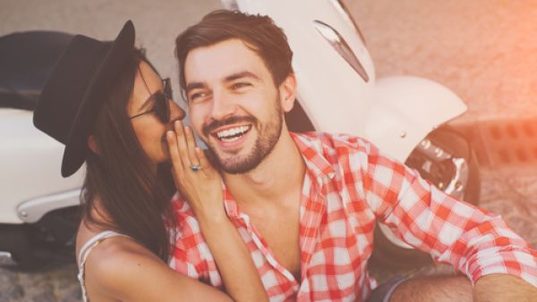 يمتلك الرجل نقاط ضعف خاصة به يتعمد إخفائها عن نصفه الآخر حتى لا يستغلها (shutterstock.com)
