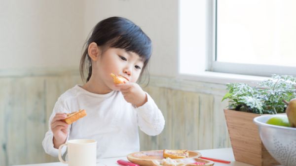 أضيفي الأجبان أيضًا إلى فطور أطفالكِ الشهي (shutterstock.com)
