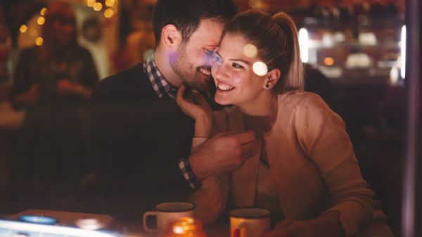 إن السؤال عن تفاصيل الحياة اليومية يدل على اهتمام الزوج بزوجته (shutterstock.com)
 إن السؤال عن تفاصيل الحياة اليومية يدل على اهتمام الزوج بزوجته (shutterstock.com)