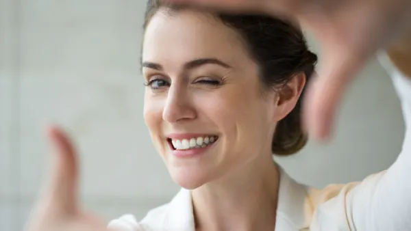 الابتسامة الطبيعية التي يتم فتح الفم فيها توحي بالدفء والمشاعر الصادقة (shutterstock.com)
