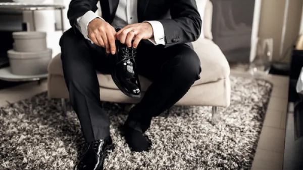 يجب اختبار الحذاء وفقاً لأسلوب البدلة التي سيرتديها العريس هل هي عصرية أم كلاسيكية.  (shutterstock.com)
