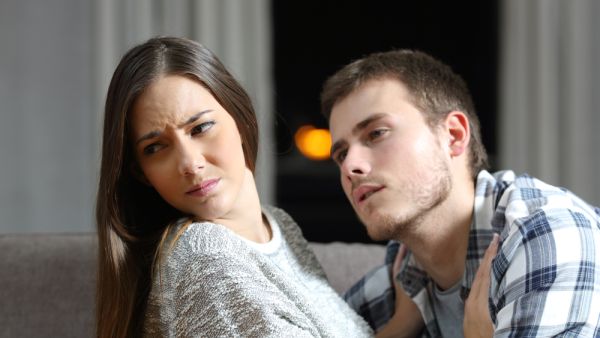 أحيانا يتصرف الشخص الذي تعرفت عليه حديثا، بشكل جريء، لذلك من الممكن أن تغيري الموضوع (shutterstock.com)
 أحيانا يتصرف الشخص الذي تعرفت عليه حديثا، بشكل جريء، لذلك من الممكن أن تغيري الموضوع (shutterstock.com)