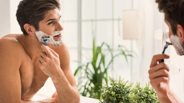 تجنب حلق الذقن على بشرة جافة، دون استخدام الكريم (shutterstock.com)
