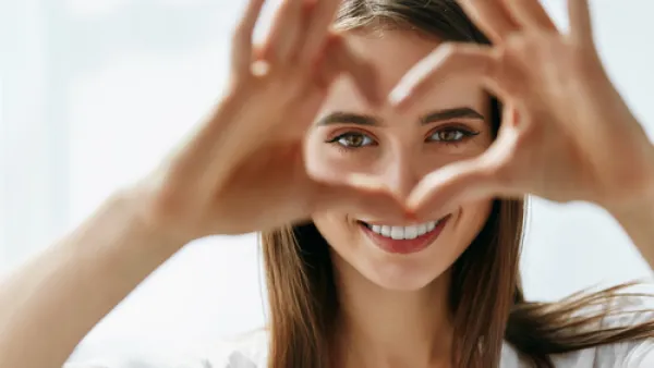 زيارة اختصاصي العيون مرة في السنة على الأقل (shutterstock.com)
