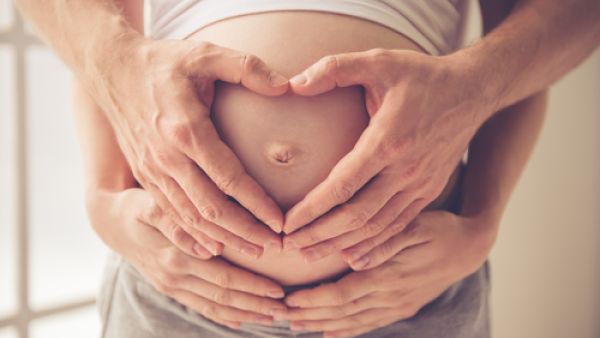 في الحمل تقل الرغبة الجنسية بسبب أعراض الحمل من القئ والغثيان (shutterstock.com)
