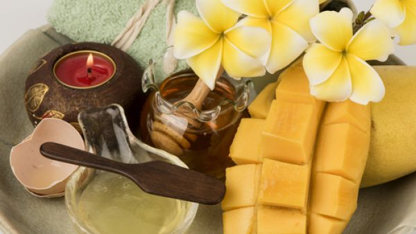 طبقيه على وجهك واتركيه لمدة 20 دقيقة ثم اغسليها بالماء الفاتر (shutterstock.com)
