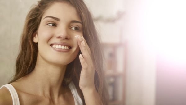 يفضل هنا اللجوء إلى ألوان الروج النيود (shutterstock.com)
