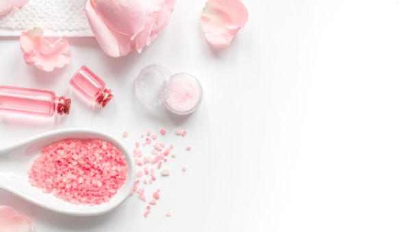 حتوي زيت الورد على فيتامينات ومعادن تساعد في العناية بصحة البشرة بمختلف أنواعها (shutterstock.com)
