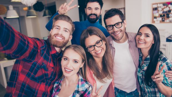 كونك لطيفا تجاه الآخرين يمكن أن يساعدك على تجاوز الاكتئاب (shutterstock.com)
