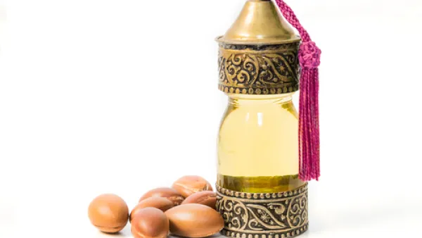 يُنتج زيت الأرغان المغربي (Argan Oil) من حبوب شجرة الأرغان (shutterstock.com)
