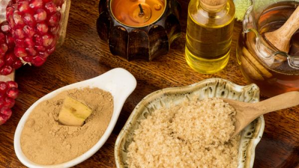 امزيجي السكر والعسل، وعدد قليل من قطرات من عصير الليمون لترطيب بشرتكِ