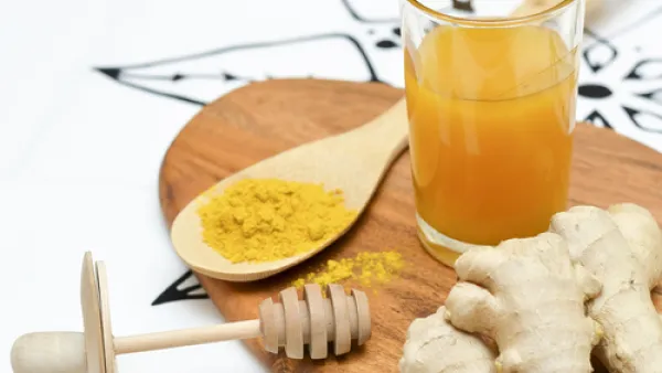 يساعد الكركم والزنجبيل المشروب السحري لخسارة الوزن (shutterstock.com)
