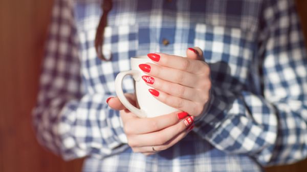 دلكي أظافرك بالليمون وضعي شوية فازلين ودعيه عشر دقائق ومن ثم أغسليه  (shutterstock.com)
