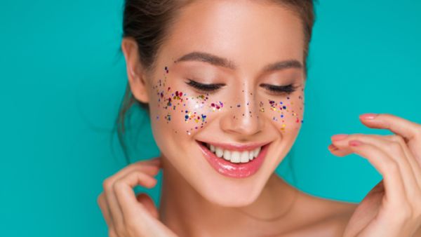 لا تنسي تطبيق بلسم مرطب على الشفاه بعد عملية التقشير (shutterstock.com)