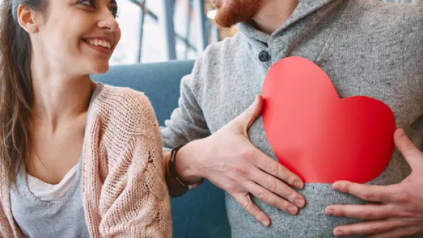 الرجل لا ينجذب إلى المرأة الجادة طوال الوقت (shutterstock.com)

