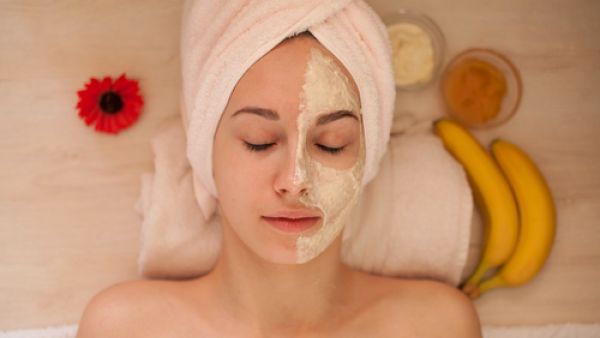 ماسك الموز يُساعدك في الحصول على بشرة مختلفة ناعمة (shutterstock.com)
