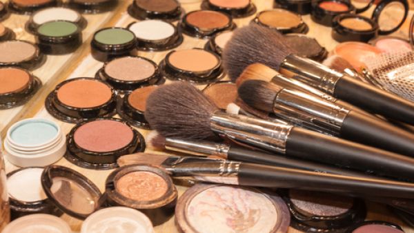 الماسكرا جزء لا يتجزأ من مكياج العيون العسلية  (shutterstock.com)
