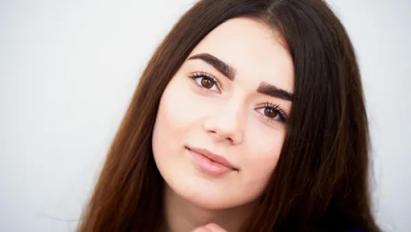 استخدمي أي قلم للحواجب "eye brows filler" لملء الفراغات كي تبدي أصغر سنًا