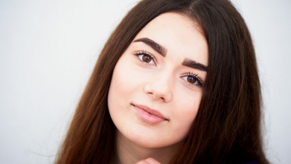 استخدمي أي قلم للحواجب "eye brows filler" لملء الفراغات كي تبدي أصغر سنًا