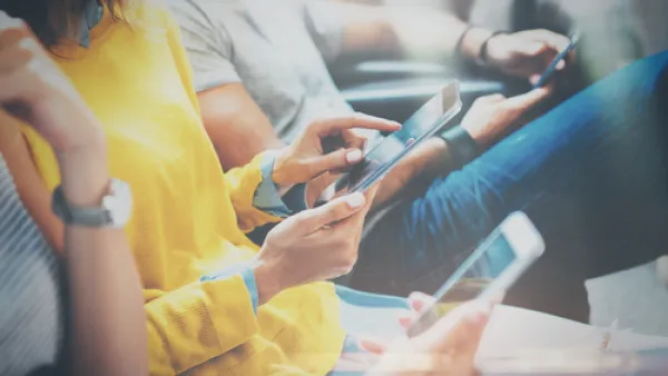 الأشعة التي تدخل أذن مستخدم الهاتف تسبب نوعا من الخلل في أداء الذاكرة (shutterstock.com)
