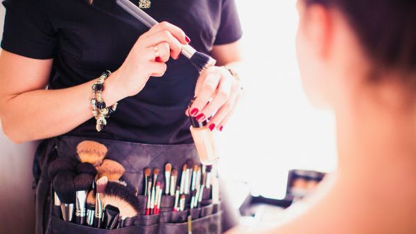 تتمتع الميك أب أرتيست بشخصية ودودة وهادية وقادرة على الإقناع (shutterstock.com)
