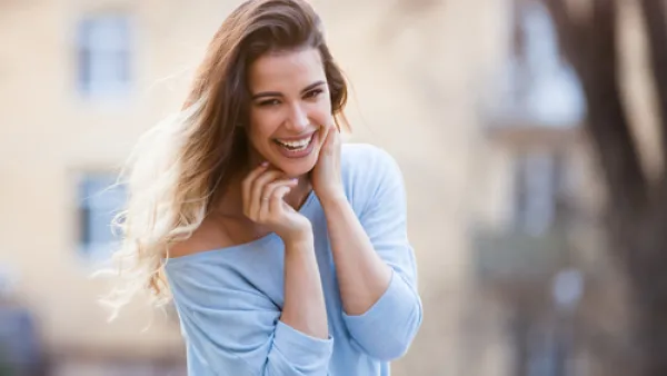ابتسمي دائمًا، وذلك للتخلص من الطاقة السلبية والتوتر والتمتع بصحة جيدة. (shutterstock.com)
