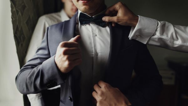 القميص المتطابق على الجسم من أبرز صيحات الموضة لبدلة العريس (shutterstock.com)
