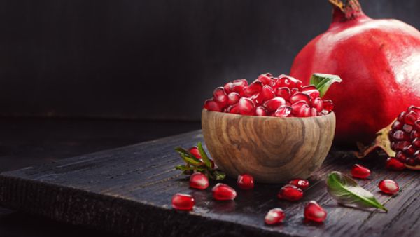 شرب عصير الرمان بانتظام يقوي بصيلات الشعر ويمنع تساقطه (shutterstock.com)