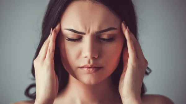 هناك أطعمة تساعد في التخلص من ألم الرأس (shutterstock.com)
