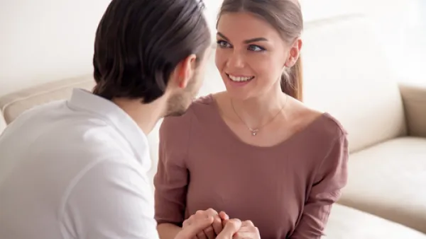 تريد زوجتك أن تكون أكبر أولوياتك بالطبع (shutterstock.com)
