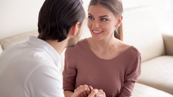 تريد زوجتك أن تكون أكبر أولوياتك بالطبع (shutterstock.com)
