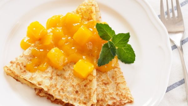طريقة تحضير حلوى الكريب بالمانغو  (shutterstock.com)
